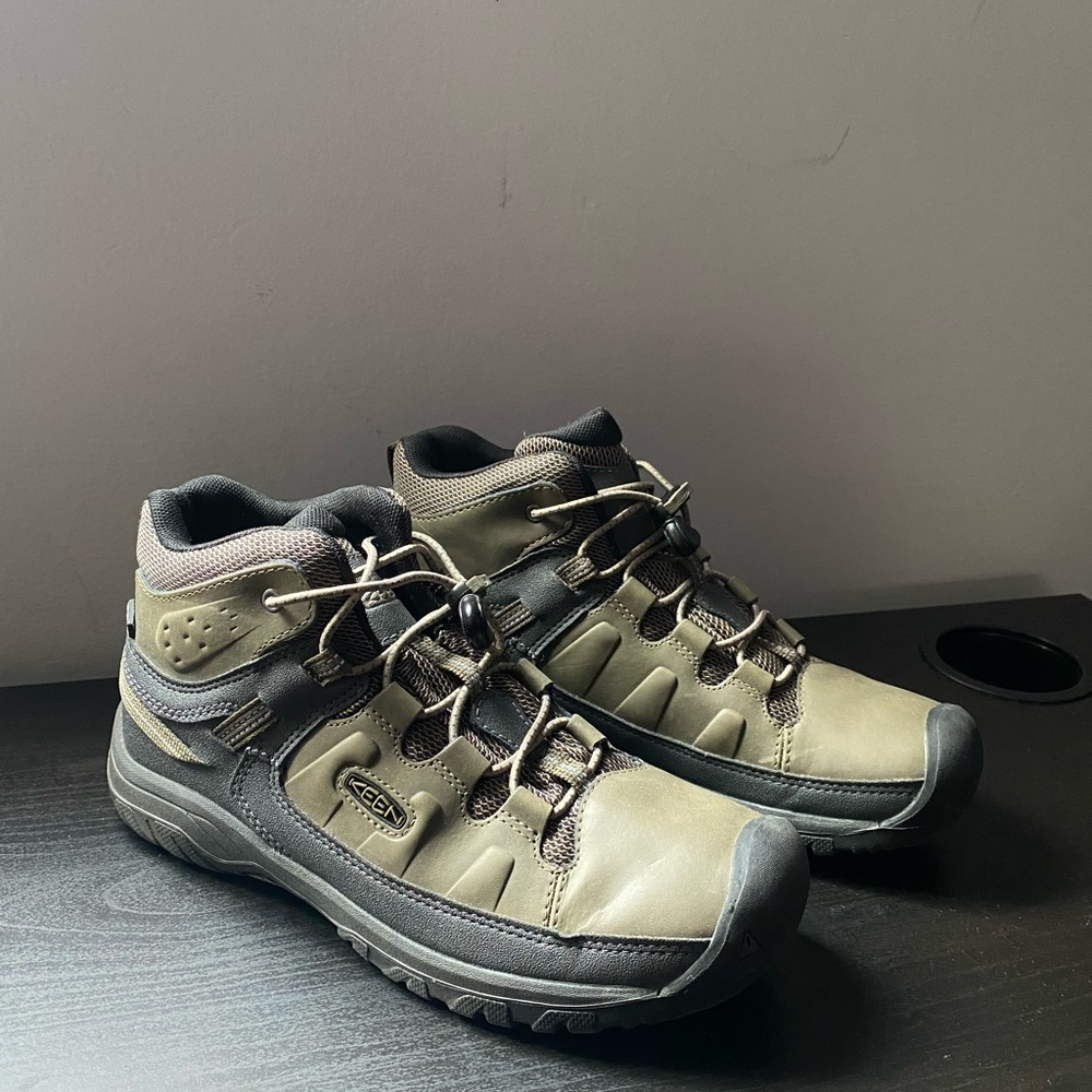 KEEN women’s hiking boots